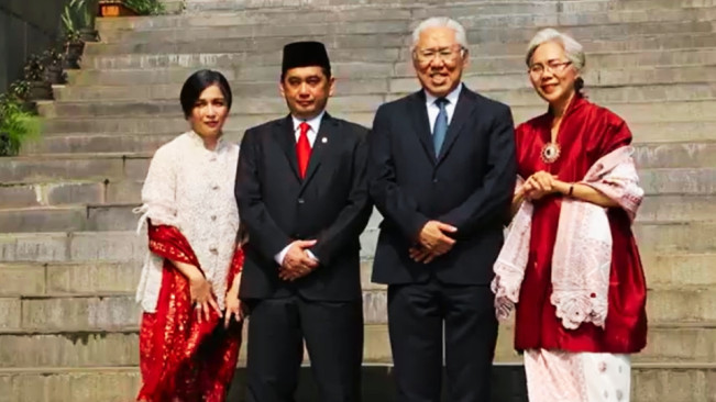 Agus Suparmanto didampingi istri saat serah terima jabatan Mendag dari Enggartiasto Lukita. [YouTube Kemendag]